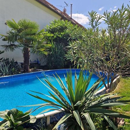 Farm Stay Nh Stables Nyrany Bagian luar foto