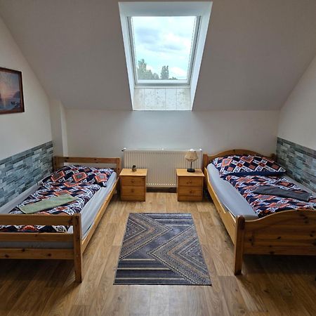 Farm Stay Nh Stables Nyrany Bagian luar foto