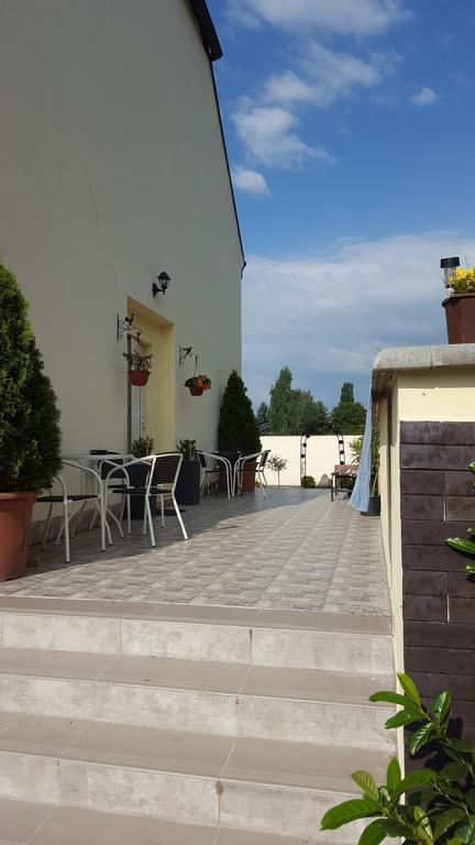 Farm Stay Nh Stables Nyrany Bagian luar foto