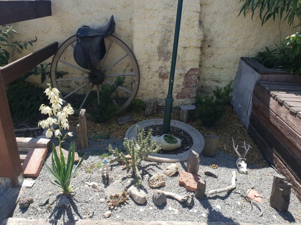 Farm Stay Nh Stables Nyrany Bagian luar foto